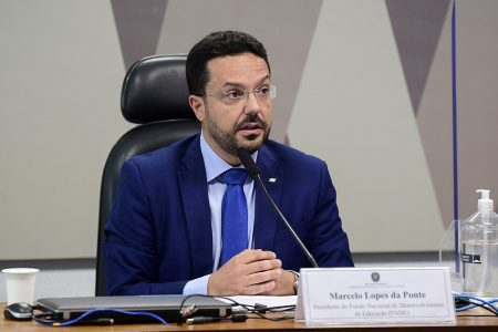 Presidente do FNDE, Marcelo Lopes da Ponte, depõe sobre suposto escândalo de corrupção no Ministério da Educação na Comissão de Educação, Senado. Ele fala diante de um microfone, usando terno - Metrópoles