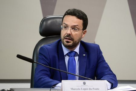 Presidente do FNDE, Marcelo Lopes da Ponte, depõe sobre suposto escândalo de corrupção no Ministério da Educação na Comissão de Educação, Senado. Ele fala diante de um microfone, usando terno - Metrópoles
