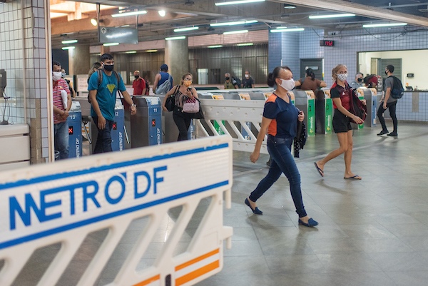 Estação do metrô, imagem composta por pessoas aleatórias, passando perto de sinalizações - Metrópoles