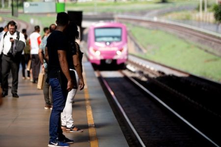 Trem se aproxima da estação enquanto passageiros o observam chegar, já na plataforma de embarque do Metrô-DF em Águas Claras - Metrópoles