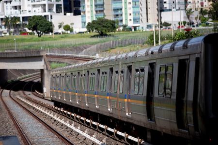 Trem do Metrô-DF passa por Estação Águas Claras. Ao fundo, é possível ver prédios residenciais - Metrópoles