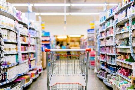 Carrinho de compras em corredor de supermercado