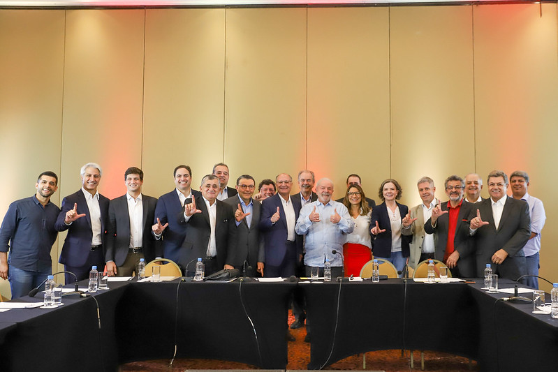 Dirigentes do PT e do PSB posam ao lado de Geraldo Alckmin e de Lula após uma reunião num hotel em São Paulo