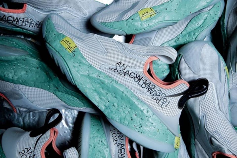 Na imagem com cor, o novo tênis da Converse com a parceria da A-Cold-Wall