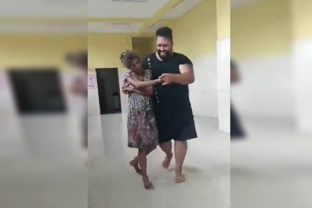 um homem e uma mulher dançam em um estúdio de dança