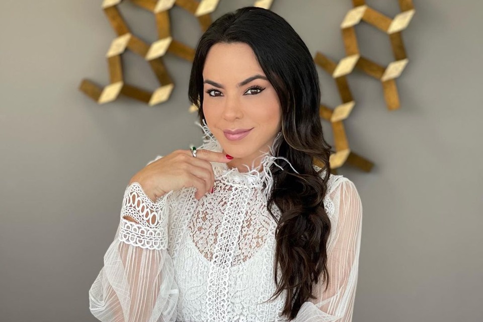 Foto colorida. Dermatologista Karla Lessa