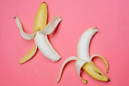 na foto vemos duas bananas descascadas pela metade