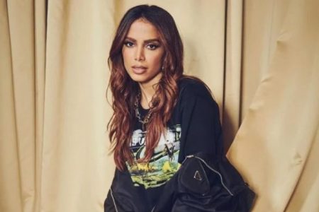 Anitta, cantora brasileira. Ela tem cabelos longos e usa roupa escura- Metrópoles