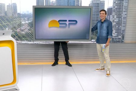 Rodrigo Bocardi se esconde atrás de telão do Bom Dia SP
