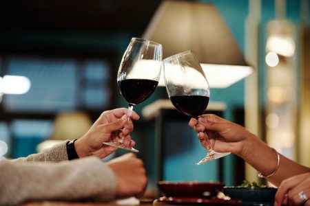 Duas taças de vinho brindando