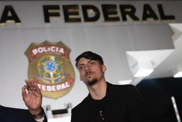 Jair Renan, filho numero 4 de Bolsonaro. Ele tem cabelos e barba pretos - Metrópoles