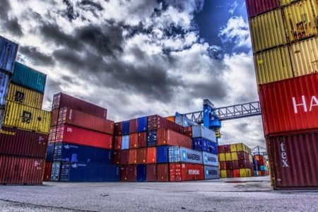 Container de exportações de diversas cores