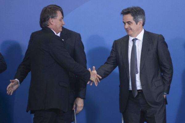 Presidente Jair Bolsonaro cumprimenta o ministro Ciro Nogueira durante o anuncia da instalações de 12 mil novos pontos de Wi-Fi em escolas públicas pelo país