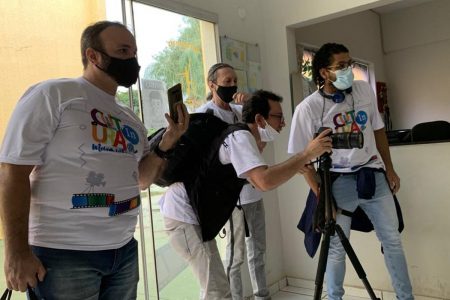 Estudantes do curso aparecem filmando algo-Metrópoles