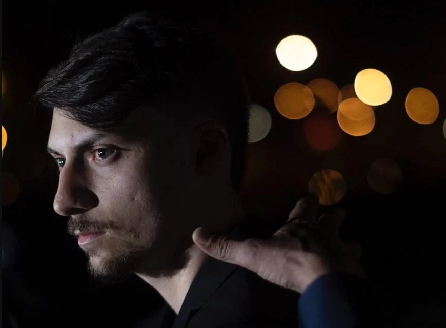 Jair Renan, filho numero 4 de Bolsonaro. Ele tem cabelos e barba pretos - Metrópoles