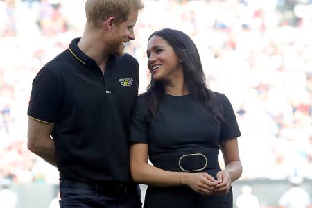 casal em estádio esportivo