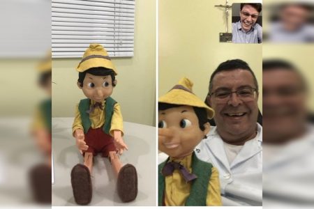 Filho presenteia pai com Pinóquio
