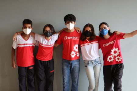 Time Atombot compete em torneio de robótica