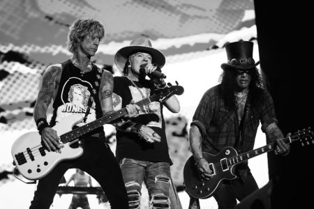 Foto preta e branca da banda guns n roses - Metrópoles