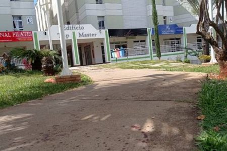 Fotografia colorida de calçada com manchas de sangue