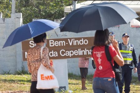 Fiéis acompanham a Via Sacra de Planaltina no Morro da Capelinha onde ocorrerá a encenação da morte e ressurreição de Jesus Cristo, nesta sexta-feira da Paixão em planaltina do DF