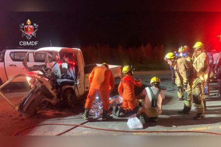 bombeiros atendem pessoa em maca
