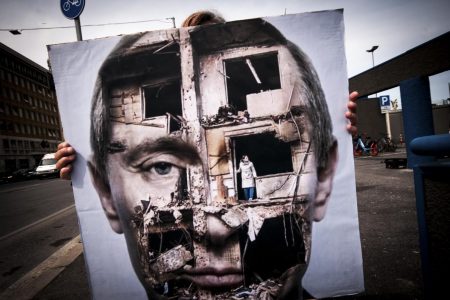 Cidadãos ucranianos protestam com cartaz contra os atos do Putin perto da embaixada da Federação Russa contra a guerra na Ucrânia, em Roma na Itália