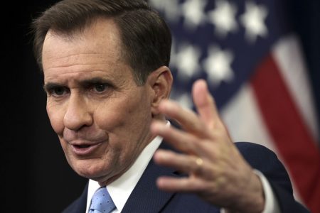 Secretário de imprensa do Pentágono, John Kirby, fala durante uma coletiva de imprensa no Pentágono em Arlington, Virgínia