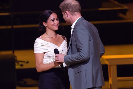 casal em cima de palco
