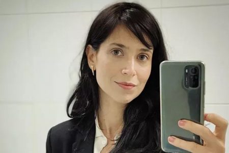 mel lisboa de cabelo preta com blazer preto faz foto no espelho com celular - Metrópoles