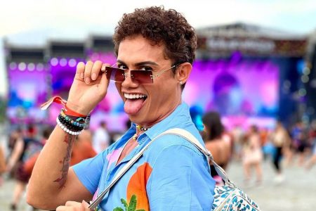 Silvero Pereira de óculos escuros e com a língua para fora - Metrópoles