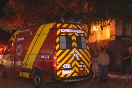 Homem precisa ser socorrido após cair da escadaria de uma igreja, na Cidade de Goiás