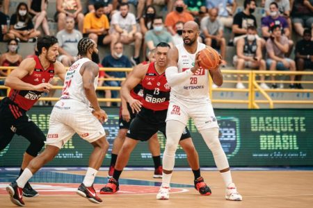 Sesi Franca e Flamengo em confronto na fase de classificação do NBB - Metrópoles