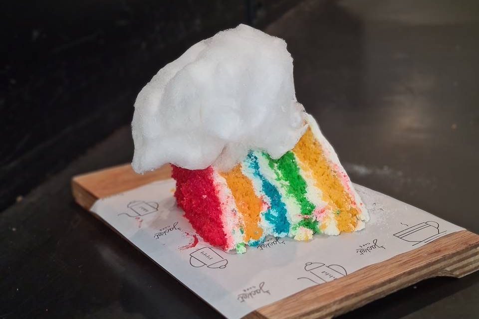 Bolo colorido servido com algodão-doce