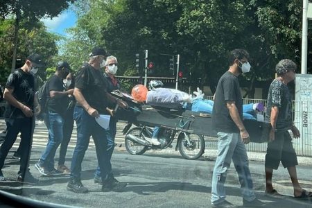 Servidores do INSS protestam colocando o ministro do Trabalho em caixão