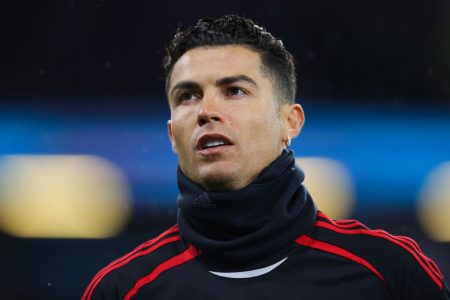 Cristiano Ronaldo, jogador de futebol. Ele tem cabelos curtos, escuros, tem pele clara e olhos escuros - Metrópoles