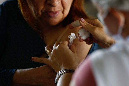 Prefeitura de Goiânia disponibiliza drive-thru de vacinação no estacionamento do Estádio Serra Dourada. A imunização contra CoViD-19 e Influenza na primeira etapa, até o dia 30/04, é direcionada a idosos a partir de 60 anos, além de trabalhadores da área da saúde. A vacina contra a Influenza é trivalente e é eficaz contra as cepas H1N1, H3N2 e tipo B