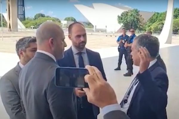 Daniel Silveira (de lado) e Eduardo Bolsonaro conversam com funcionários do STF ao serem barrados