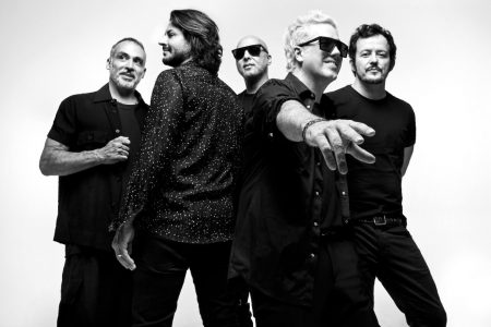 Imagem preto e branco com os integrantes da banda Jota Quest
