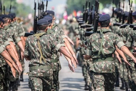 Imagem colorida de militares das Forças Armadas desfilando