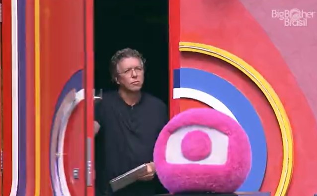 Boninho entrando na casa do BBB22