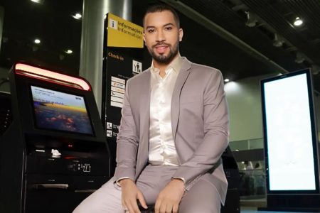 Foto colorida do Gil do Vigor com terno cinza -Metrópoles