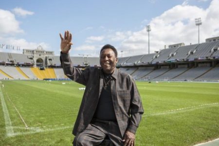 Pelé, ex-jogador de futebol brasileiro. Ele tem pele negra e cabelos escuros - Metrópoles