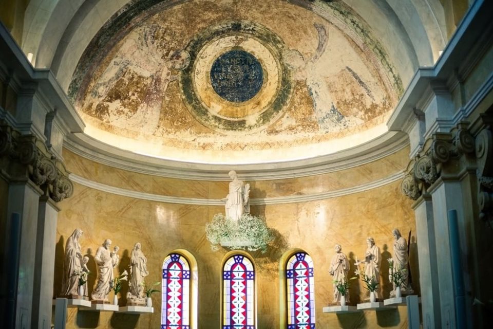 Foto colorida. Interior de uma capela