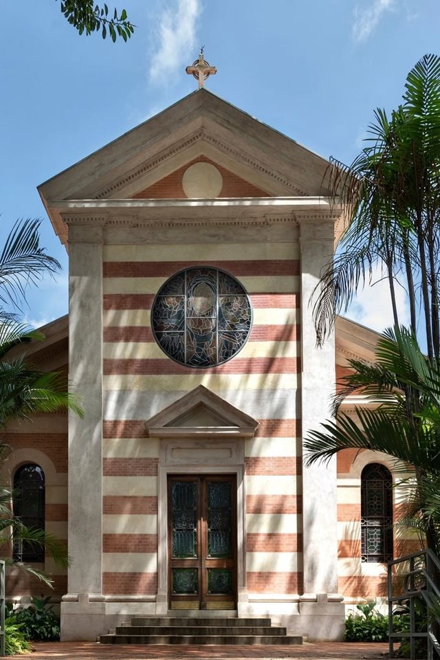 Foto colorida. Fachada de um hotel