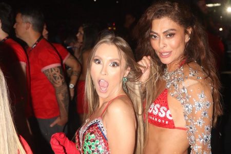 Juliana Paes e Carla Diaz se encontram na Avenida