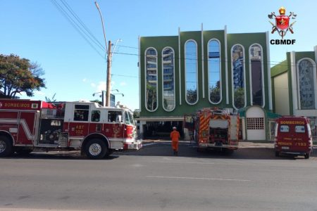 igreja e carros