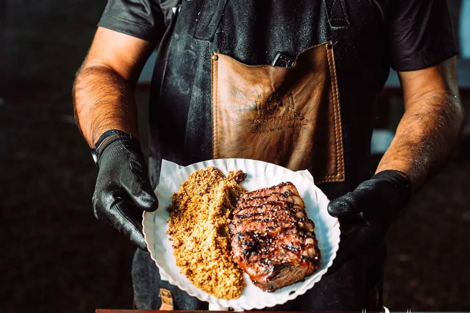 Na foto, um prato de comida com carne e farofa - Metrópoles
