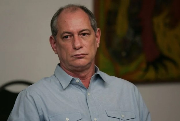 Ciro Gomes, político que disputará a Presidência da República. Ele tem pele clara, tem cabelos brancos e olhos escuros - Metrópoles