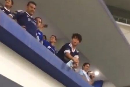 Torcedor do Emelec faz ofensas racistas contra palmeirenses